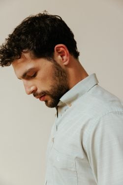 ⁦חולצה Classic - פיסטוק⁩ – תמונה ⁦2⁩