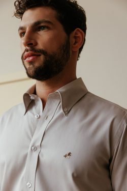 ⁦חולצת אוקספורד - בז'⁩ – תמונה ⁦3⁩